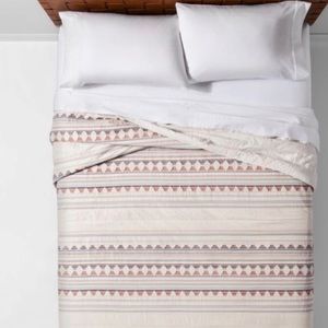Coral woven Jacquard Fringe Quilt